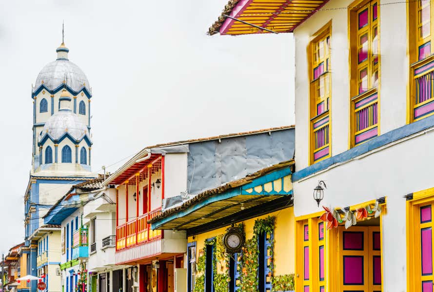 Torre da catedral e casas com decoração colorida em Filandia