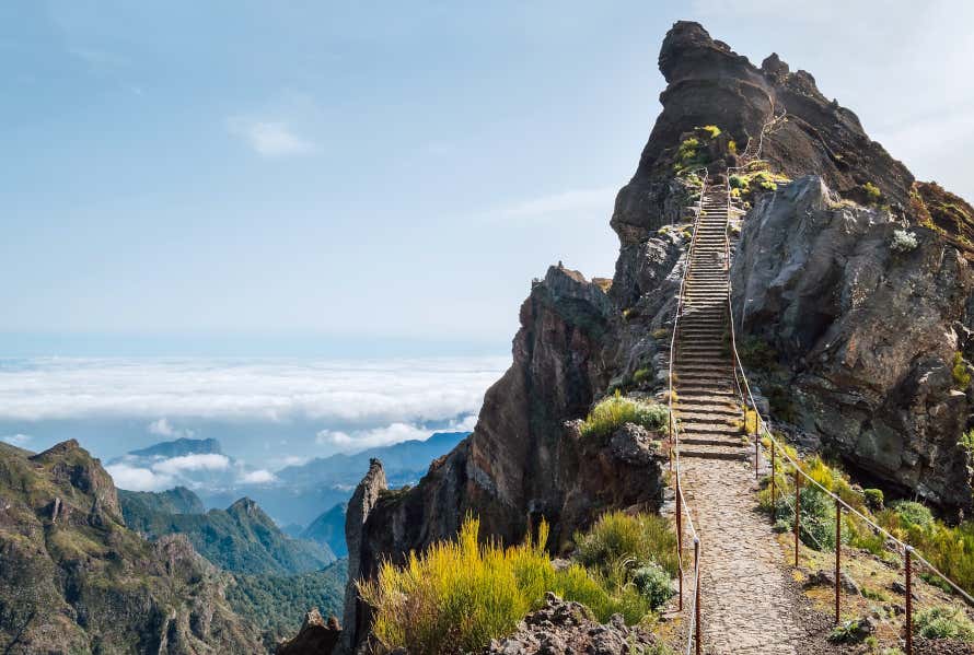 Escaleras subiendo al Pico do Arieiro, una montaña de Madeira de gran altura 