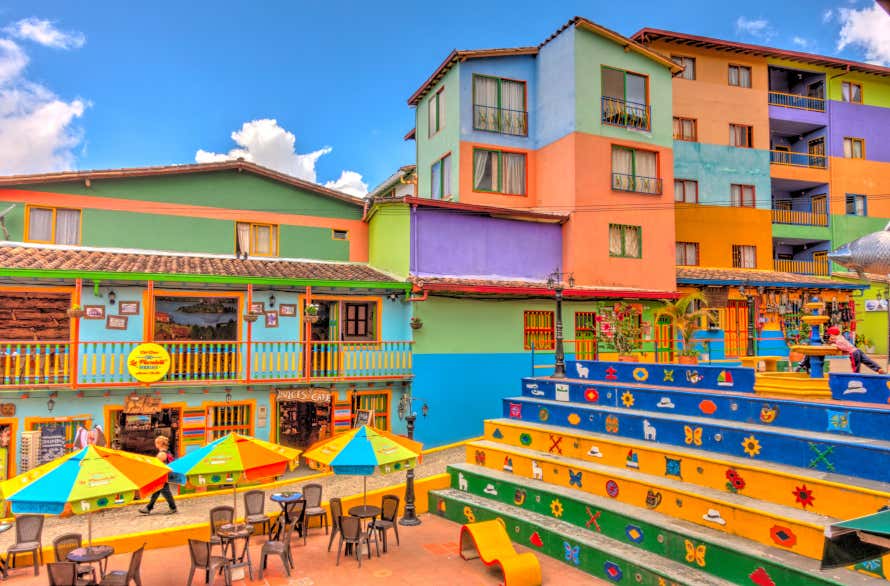 Casas e decorações coloridas na Plaza de los Zócalos de Guatapé