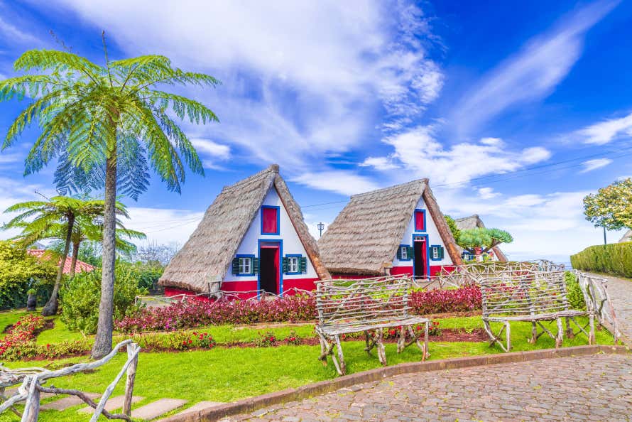Casas típicas de forma triangular y techo de paja de Santana