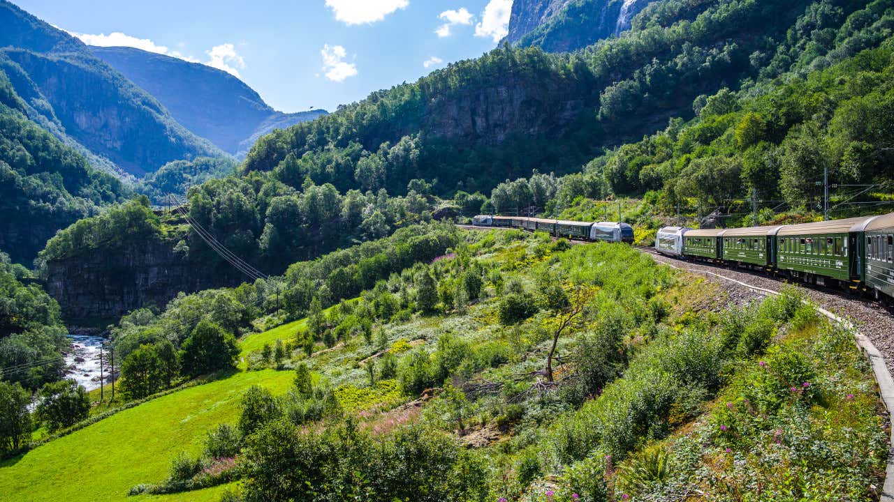 Trem pelo vale de Flan, uma paisagem rodeada de verde