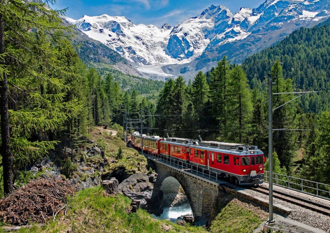Paisagem dos Alpes suíços e o Bernina Express