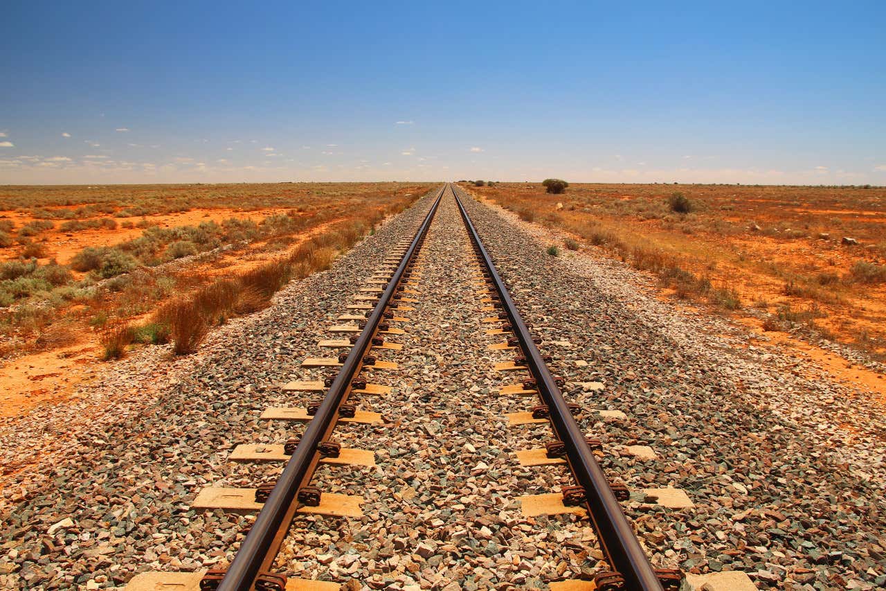 Trilhos do trem Indian Pacific no meio do deserto australiano
