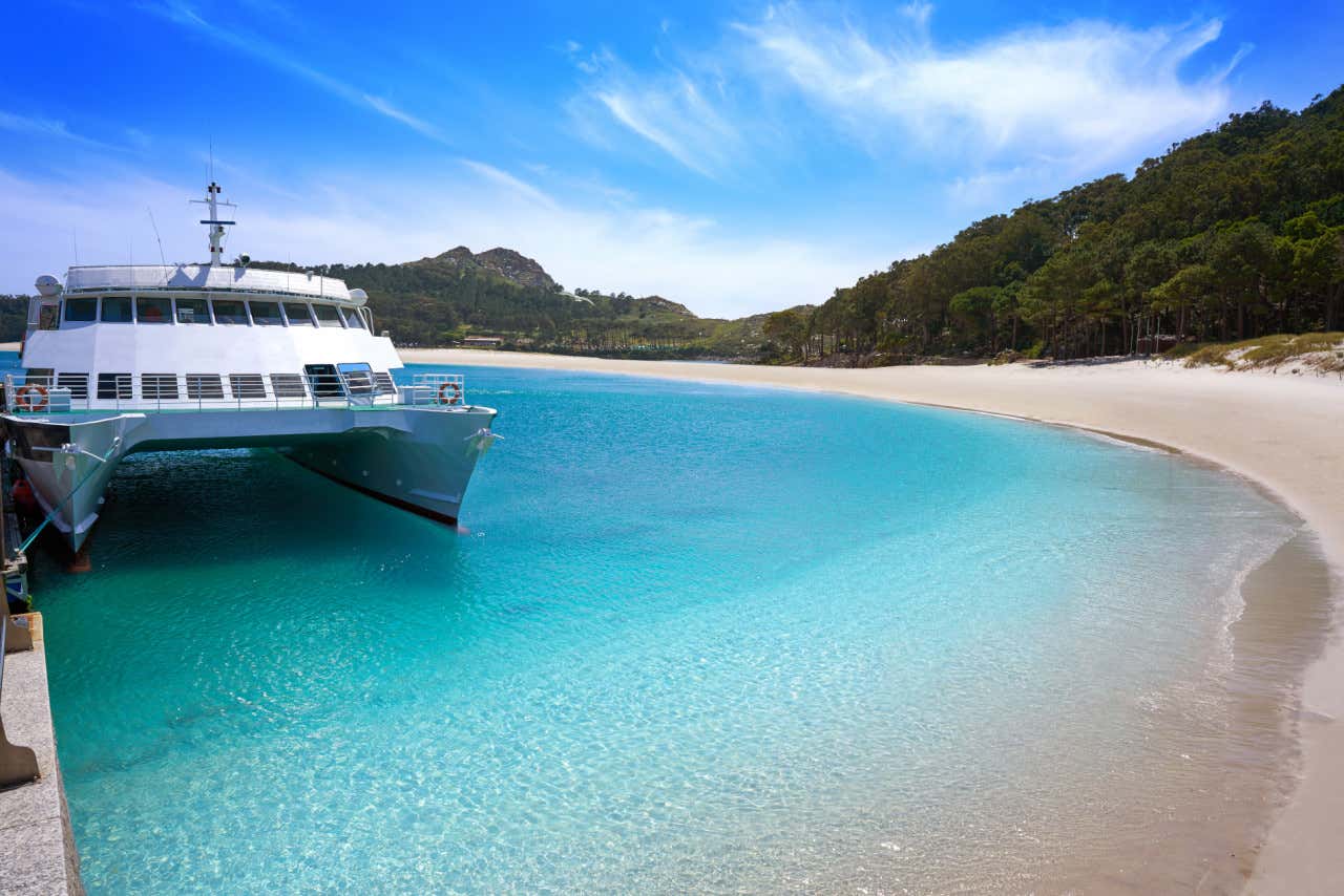 Barco chegando à praia de Rodas