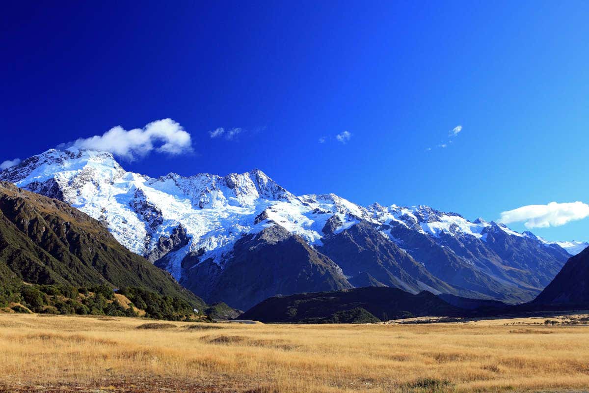 Vistas do Vale Tasman, uma cadeia de montanhas cobertas de neve em um dia de sol