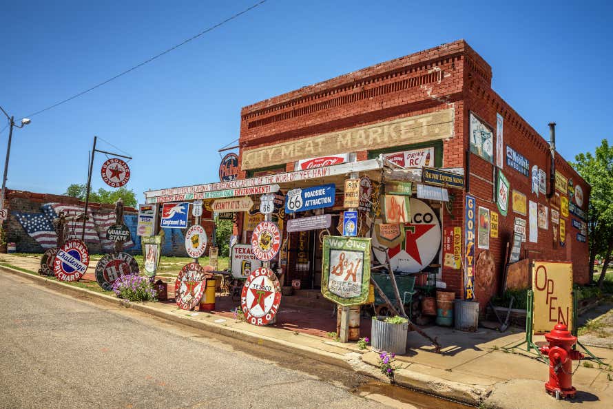 Tienda antigua con souvenirs de la Ruta 66