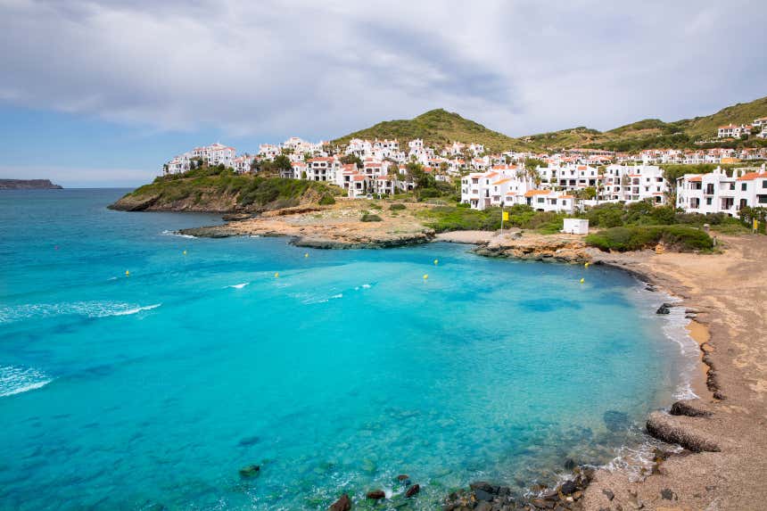 Vista panorâmica da costa e do povoado de Fornells, em Menorca.