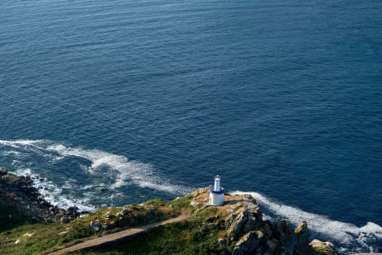 Vista da costa com o Faro das Ilhas Cíes