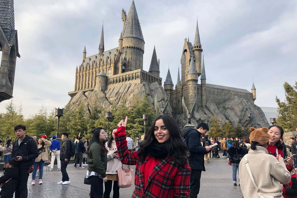 Karima El-Berjiji frente al castillo de Hogwarts en Universal Studios Japan