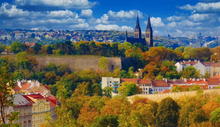 Panoramica del castello di Vyšehrad, con alberi in primo piano e un cielo nuvoloso sullo sfondo
