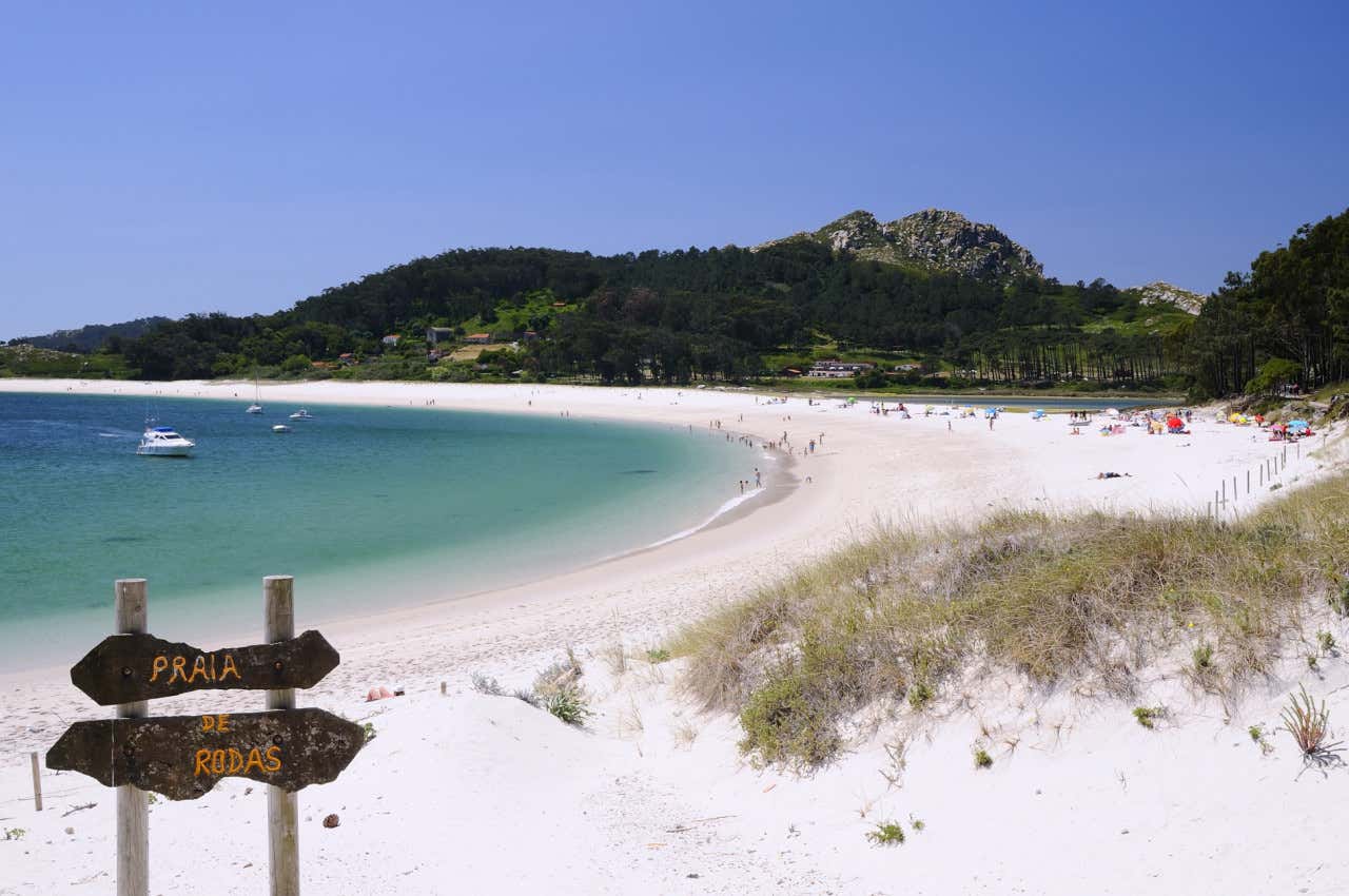 Placa que dá as boas-vindas à praia de Rodas