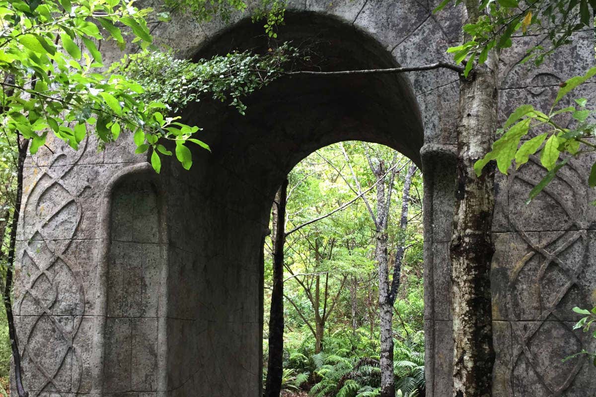 Arco de pedra no meio de um bosque