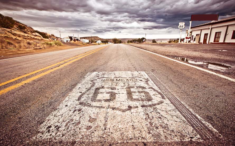 Señal de la Ruta 66 pintada en una carretera