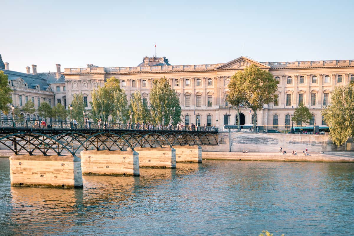 Façade du musée de l'Orangerie à Paris avec quelques arbres devant et un pont au premier plan