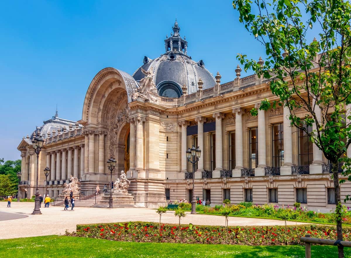 Façade imposante du Petit Palais à Paris et jardin au premier plan