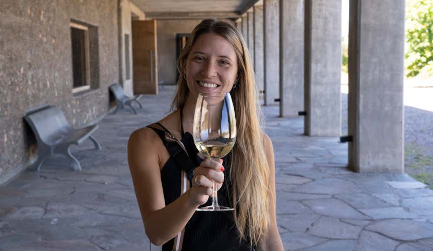 Mulher segurando uma taça de vinho da Bodega Santa Julia