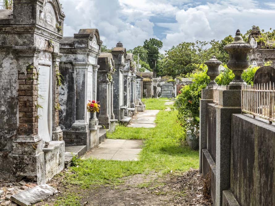 Hilera de tumbas en el cementerio de St. Louis de Nueva Orleans