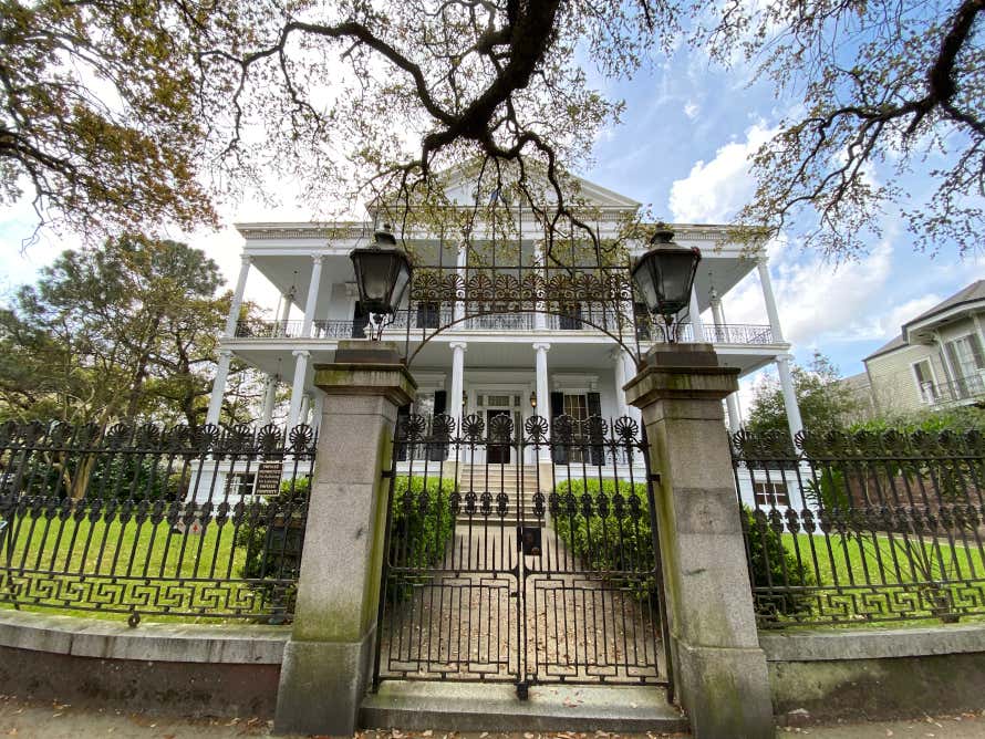 Verja y fachada de una mansión en Garden District, un barrio de Nueva Orleans