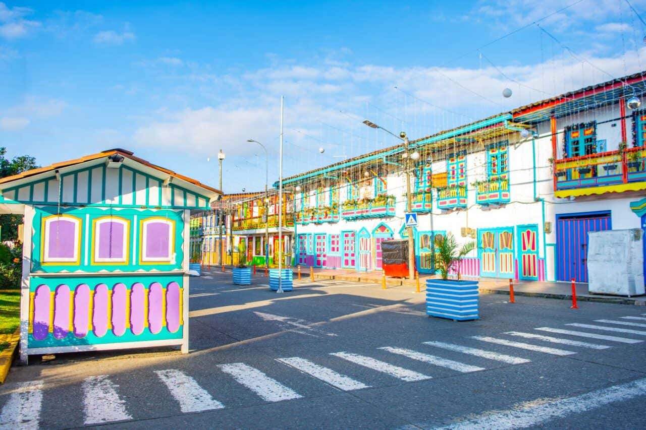 Una calle rodeada de edificios de colores pastel