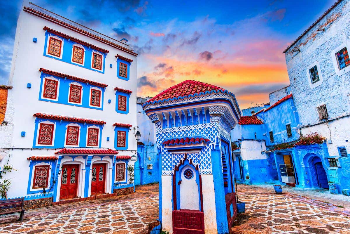 Detalle de la Plaza El Haouta con el cielo anaranjado al atardecer