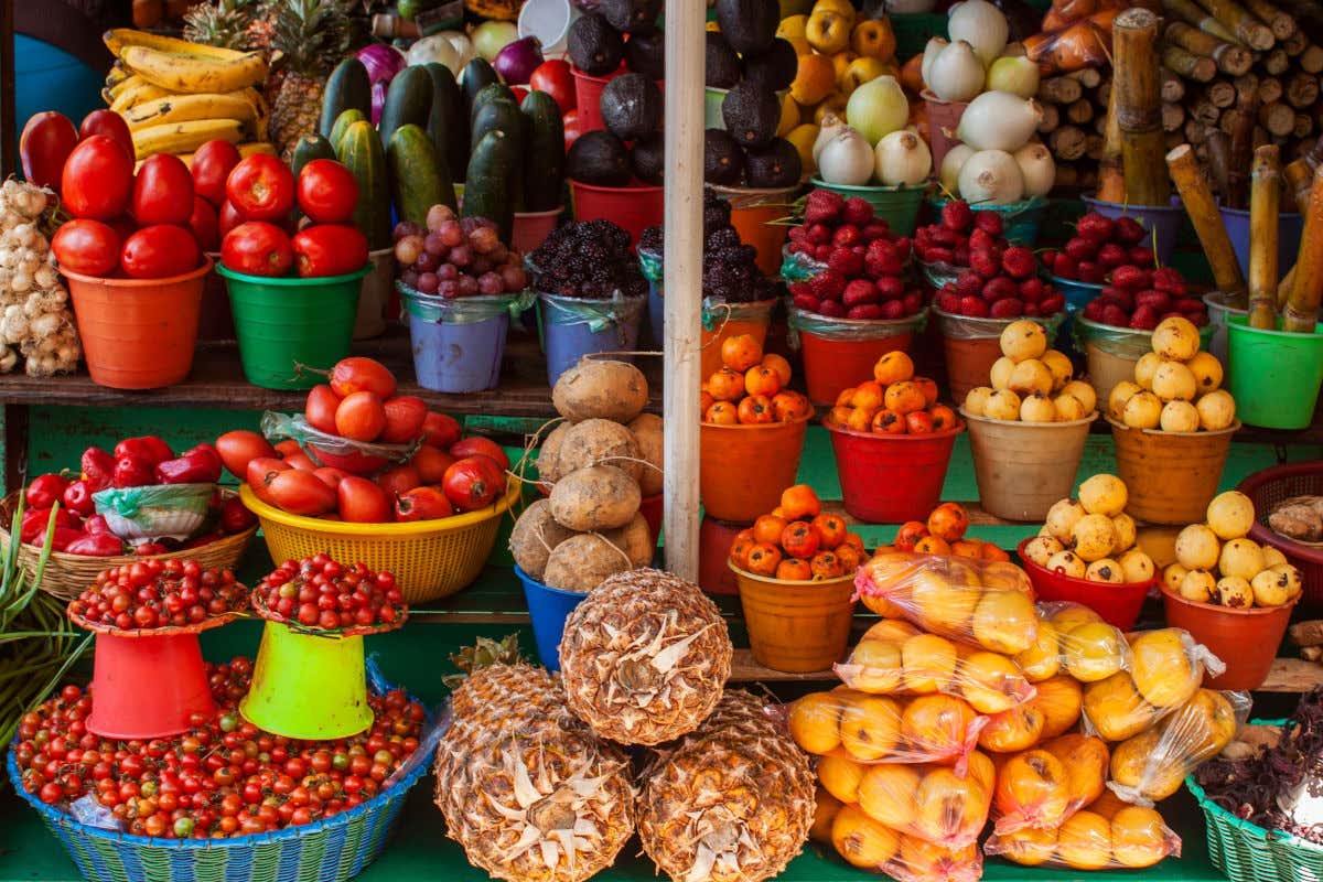 Frutas y hortalizas en el puesto de un mercado tradicional