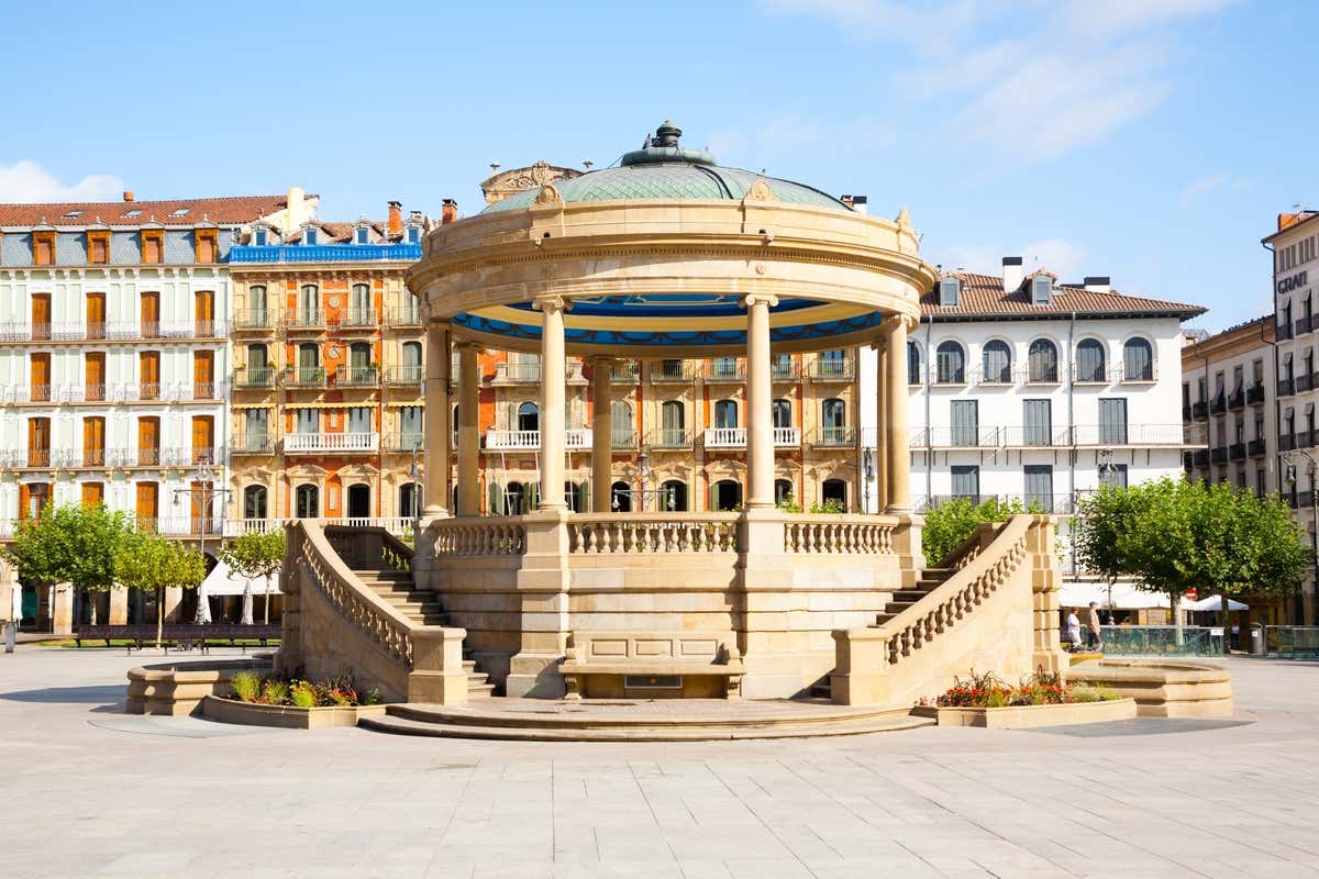 Kiosque de la Plaza del Castillo à découvrir lors d'un week-end à Pampelune