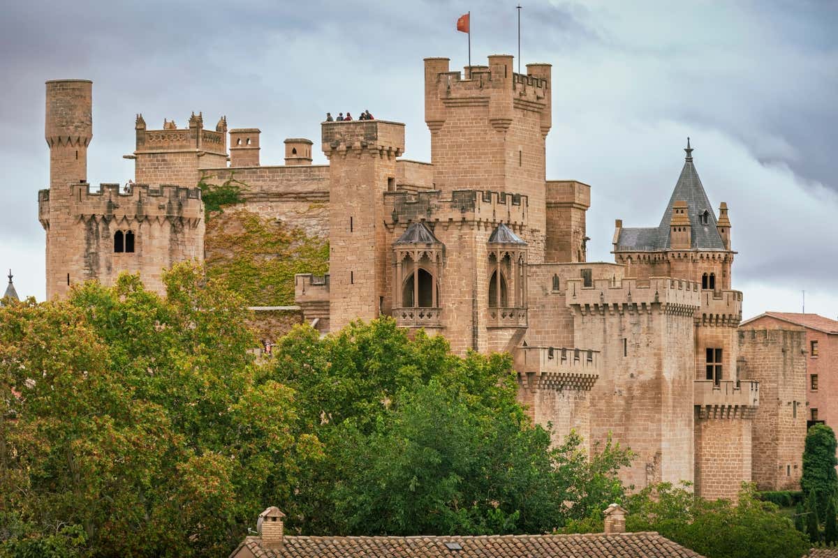 Vue panoramique du Palais royal d'Olite par temps nuageux, une excursion incontournable à faire depuis Pampelune
