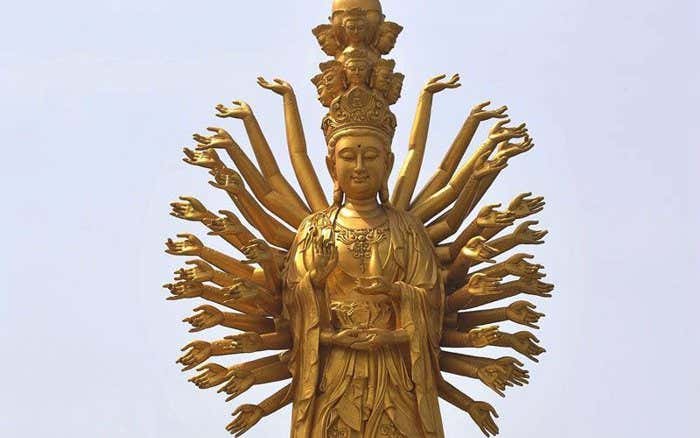Escultura de cor ouro do Buda Guanyin de Mil Mãos e Mil Olhos