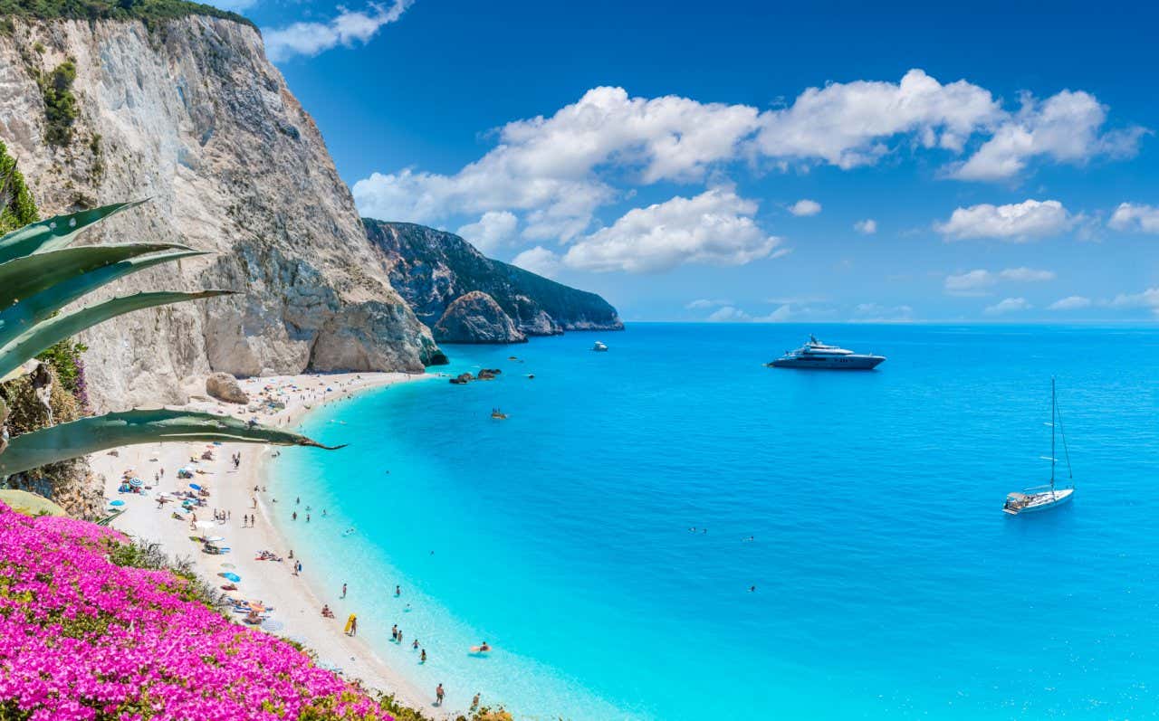 Vista panorámica de Lefkada con el mar color azul turquesa y barcos de fondo, una de las islas griegas más bonitas