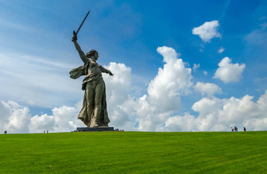 Estátua da Mãe Pátria que representa uma figura feminina com uma espada na mão em uma colina