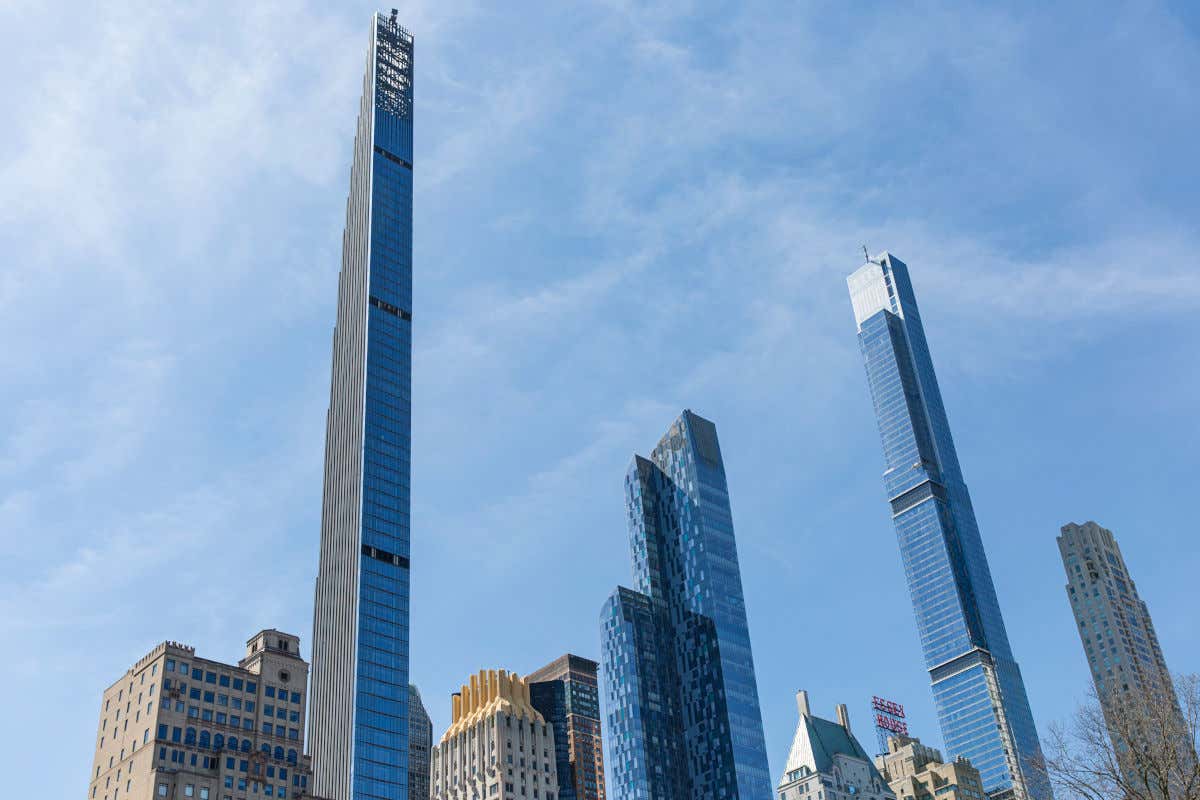 Steinway Tower en un día despejado junto a otros rascacielos de menor altura