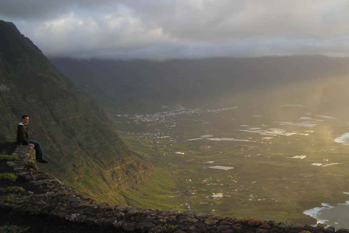 Miguel Nombela visitando la isla canaria de El Hierro