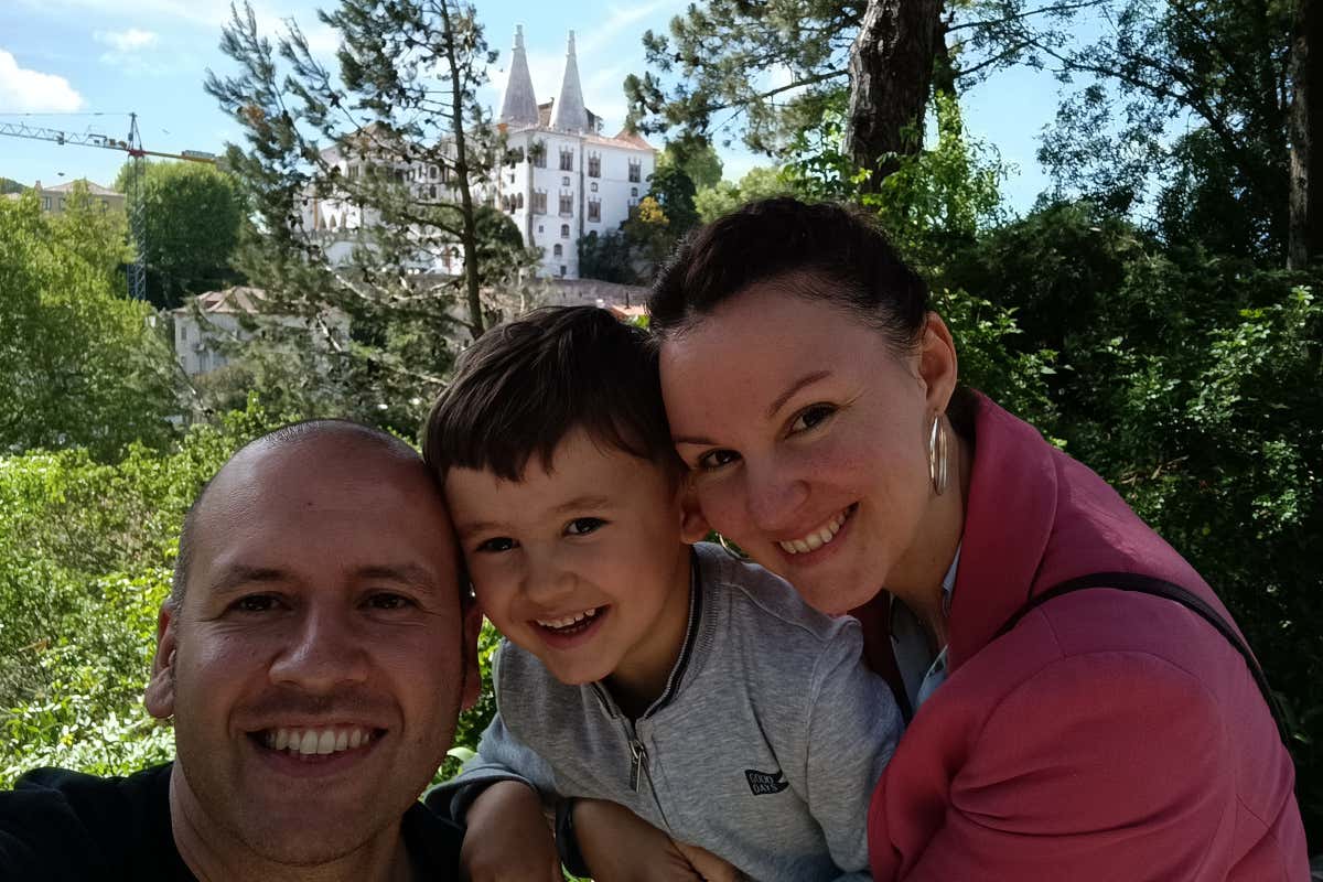 Miguel Nombela visitando Sintra con su familia