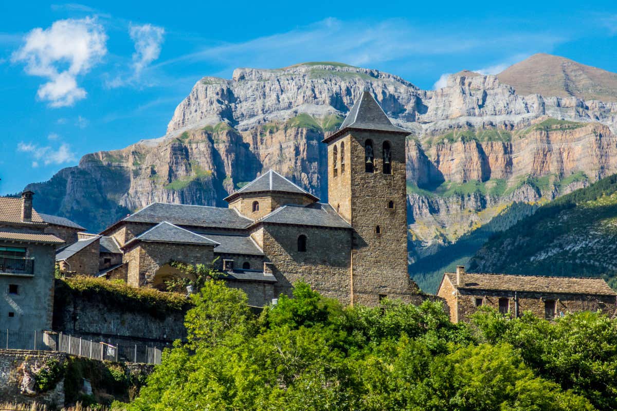 Campanario de la iglesia de Torda-Ordesa, en el Pirineo aragonés