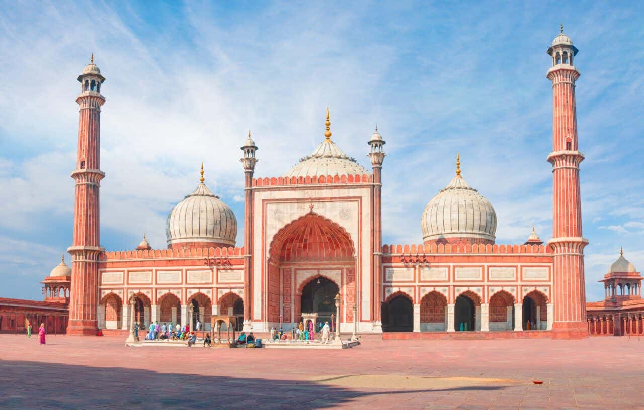 Façade et cour de la mosquée Jama Masjid à New Delhi