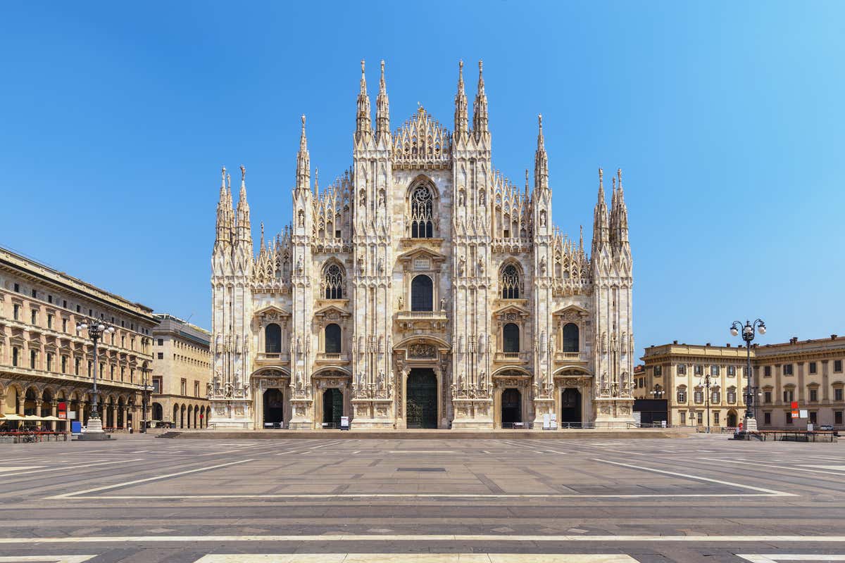 Cathédrale de Milan sur une place vide