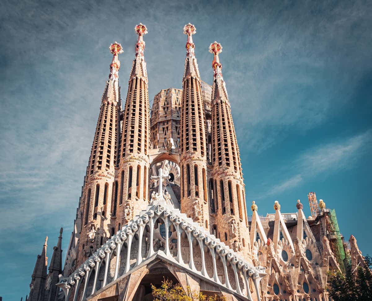Façade principale de la Sagrada Familia de Barcelone avec ses quatre tours, l'une des plus belles cathédrales d'Europe