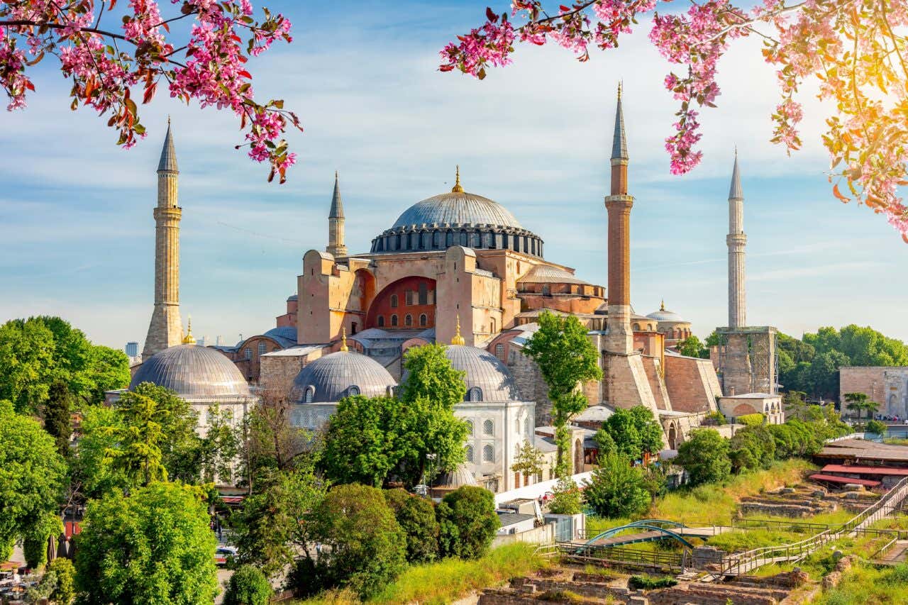La Grande Mosquée Sainte-Sophie sur la place Sultanahmet au printemps, Istanbul, Turquie