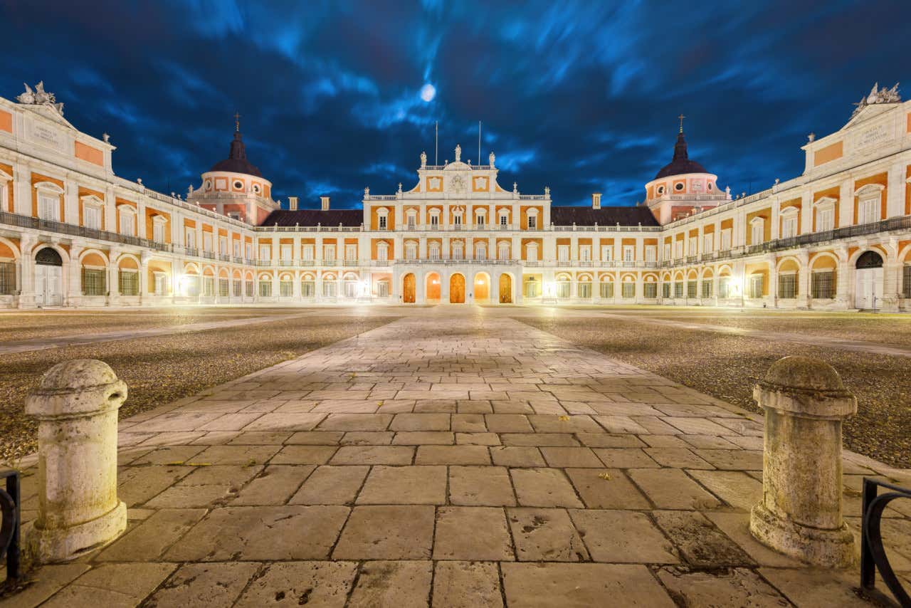 Palacio Real de Aranjuez iluminado en la noche