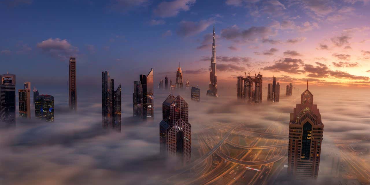 Le Burj Khalifa et les gratte-ciels voisins dans la brume au coucher du soleil