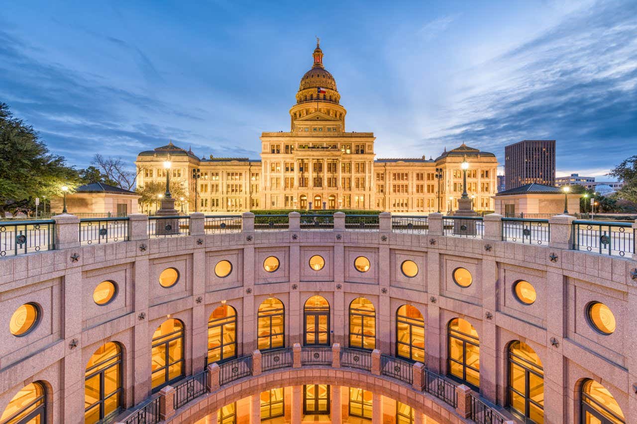 El Capitolio iluminado al atardecer en Austin, se considera uno de los edificios emblemáticos más importantes de Texas.