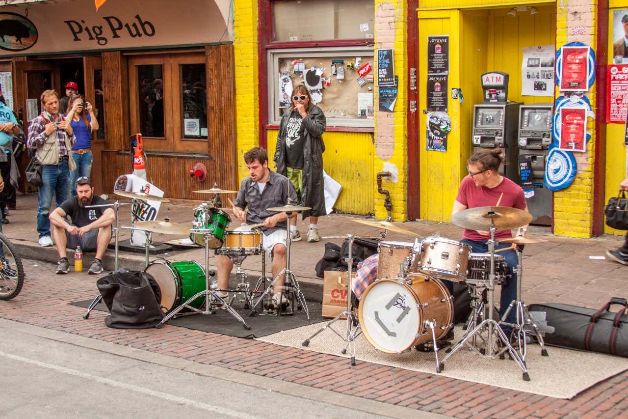 Unos músicos tocando en directo durante un festival, en una de las calles de más relevancia de Austin, en Sixth Street