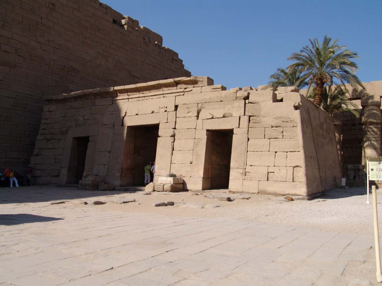 Chapelle en pierres avec trois entrées dans le temple de Séthi Ier 