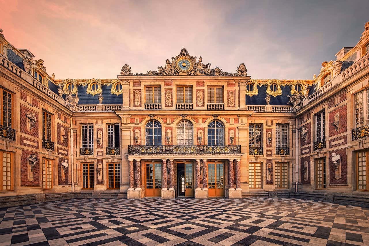 Détail d'une des façades et du carrelage extérieur du château de Versailles, le plus grand et le plus majestueux de France