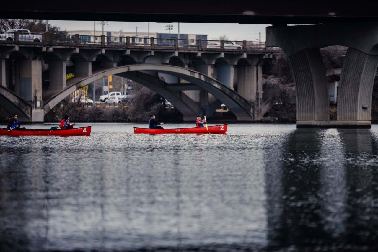 El río Colorado con sus puentes y sus piragüistas, es el decimoctavo más largo del país.