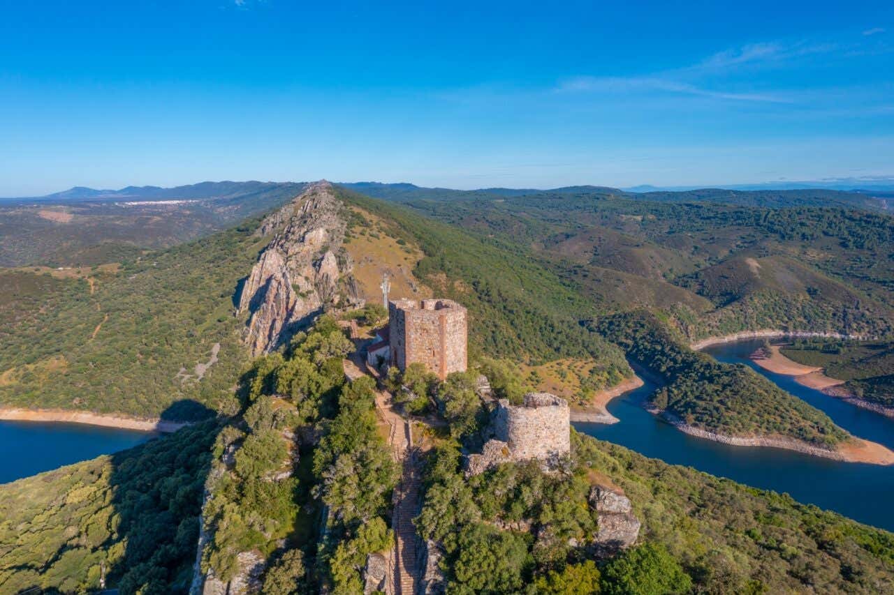 Château de Monfragüe sur une colline dans le Parc national de Monfragüe, l'un des plus beaux d'Espagne