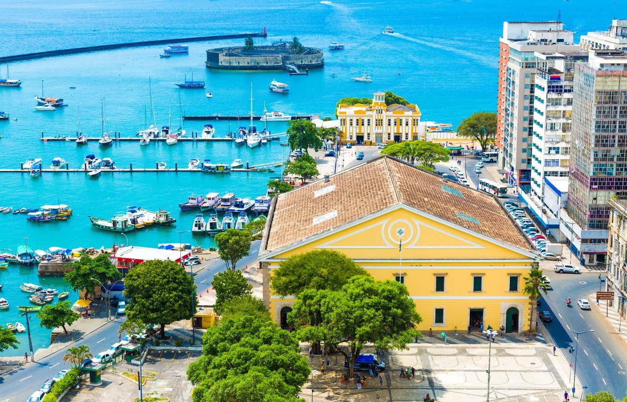 Edifício amarelo do Mercado Modelo, o maior mercado de Salvador, ao lado da Baía de Todos os Santos