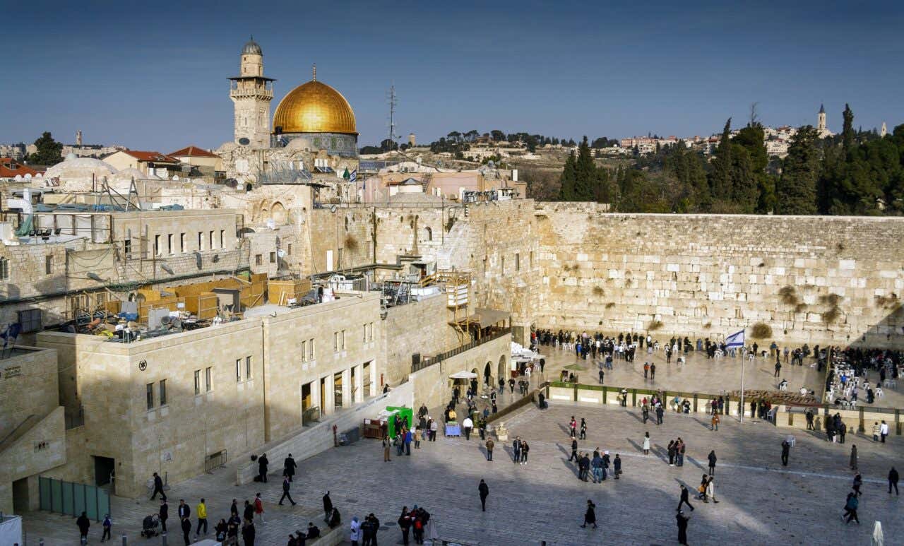 Vue sur le Mur occidental, vestige du temple de Jérusalem, avec la coupole du Dôme du Rocher en fond