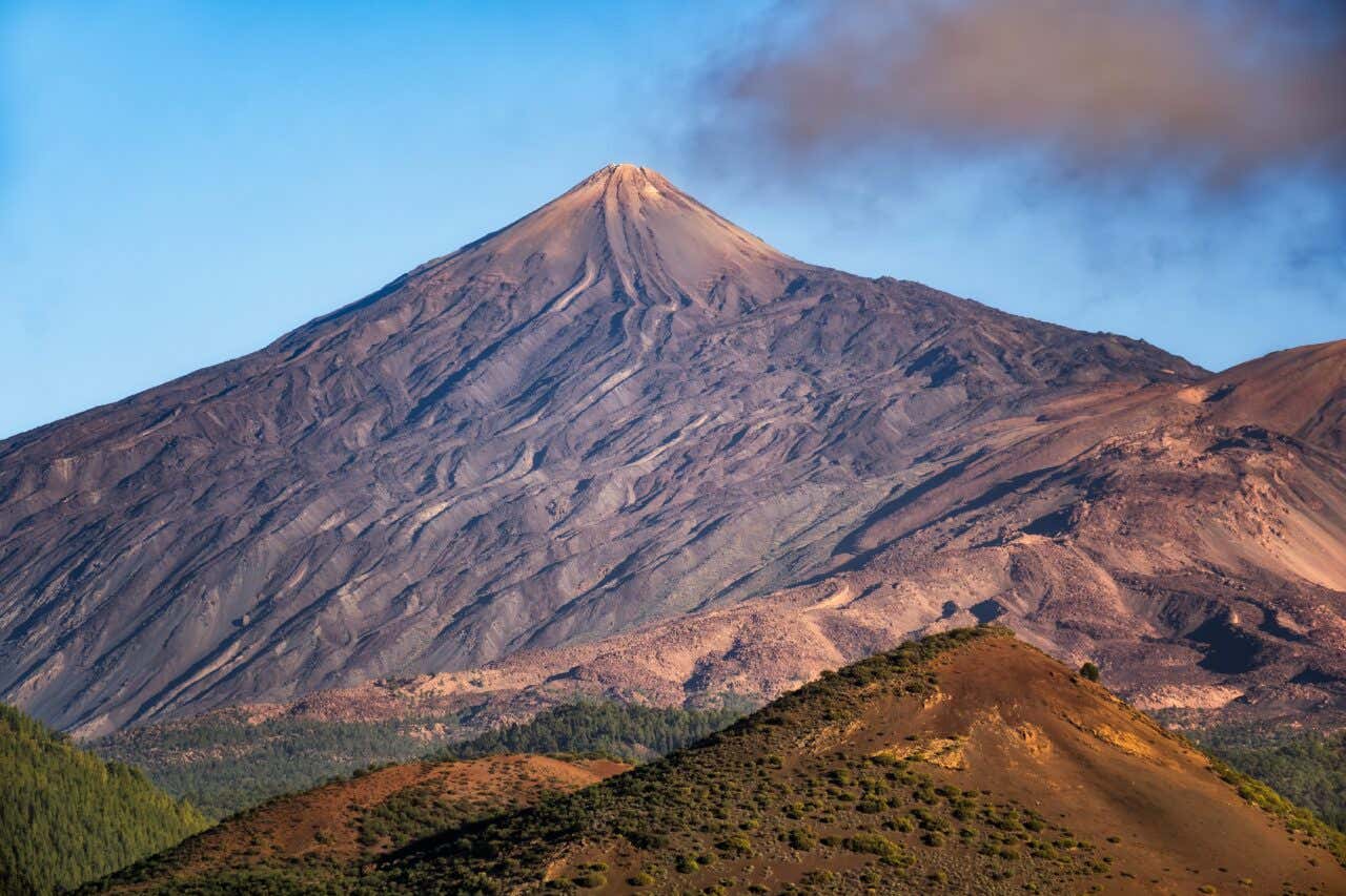 Volcan aux nuances de brun, d'ocre et de vert dans le Parc national du Teide