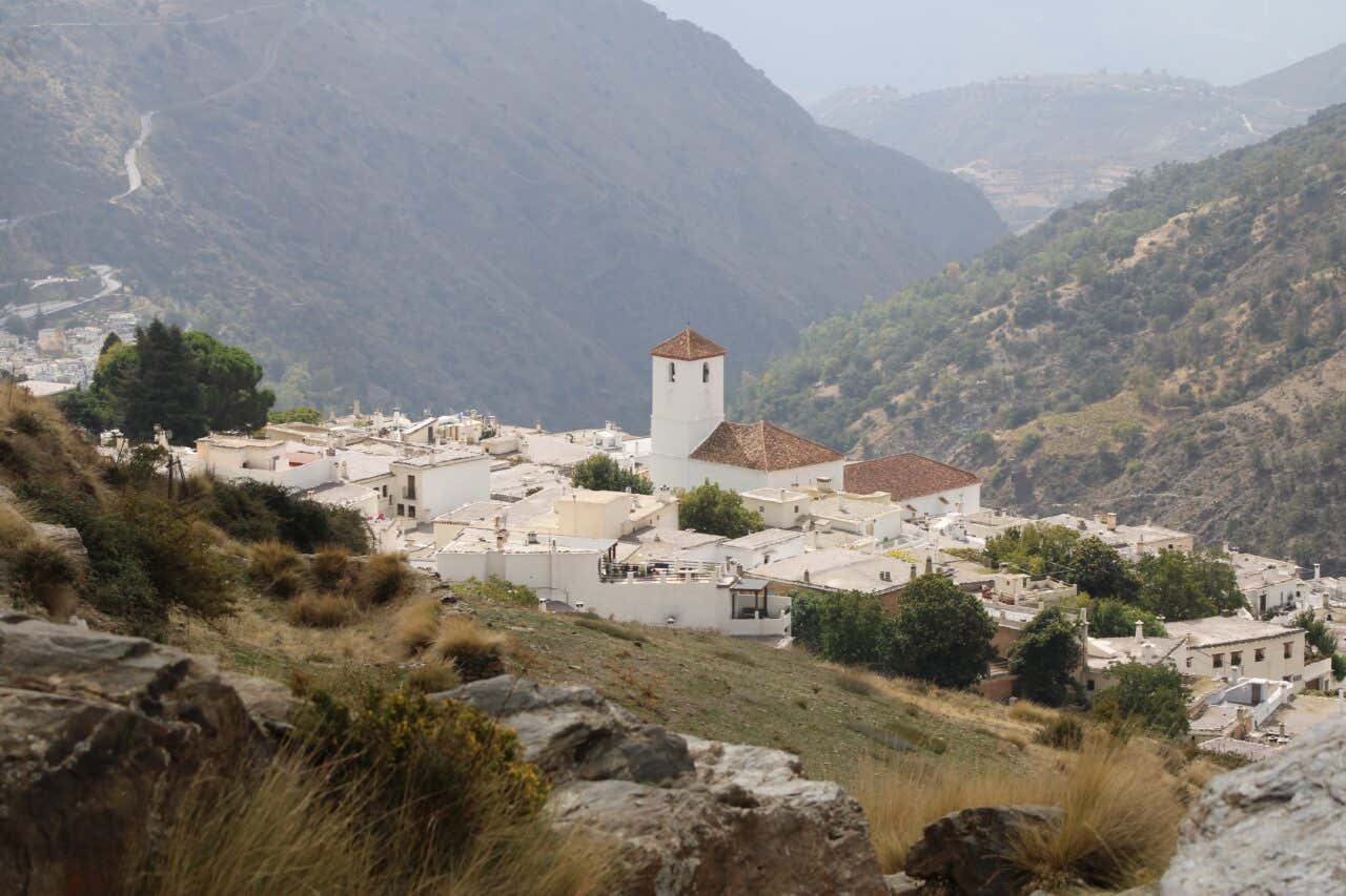 Village blanc au cœur de la Sierra Nevada